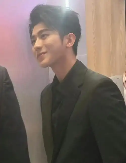 240128舞台魅力爆棚蔡徐坤live图火力全开震撼人心