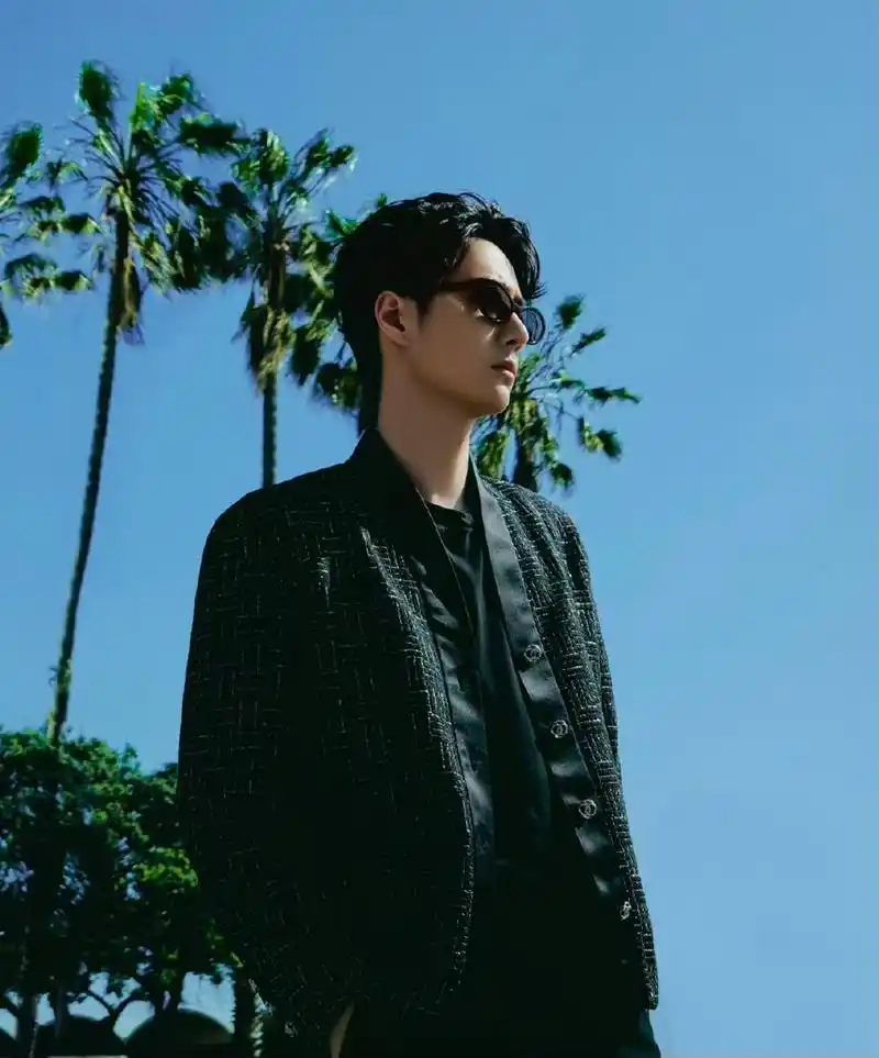 王一博造型大片# 王一博的造型大片,香奈儿看秀现场和权志龙邻座怂