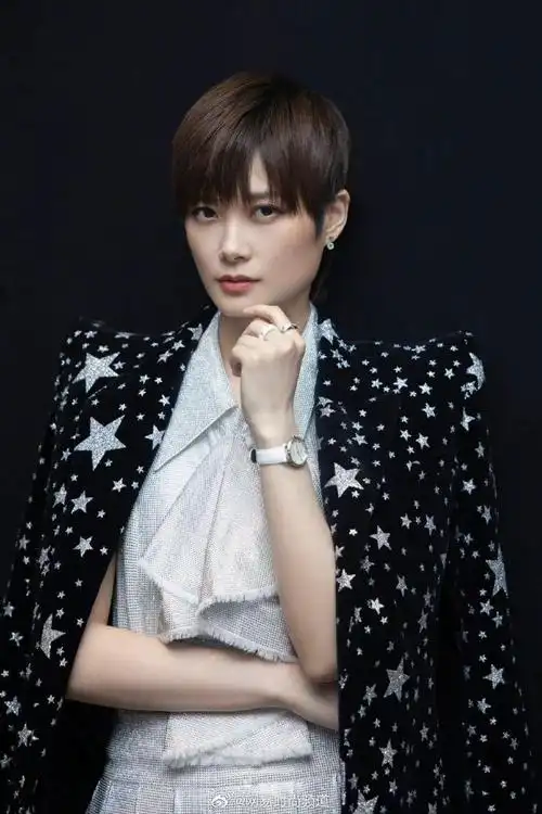 李宇春银黑对撞西装造型气场全开