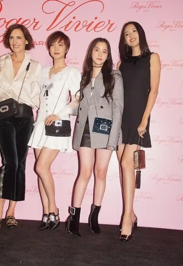 王珞丹和欧阳娜娜还挺反差的,相差16岁,但穿衣风格像是反过来了