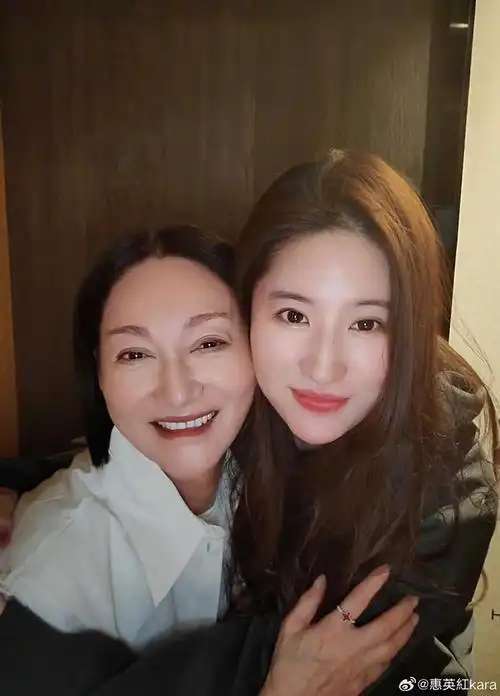 微博晒与刘亦菲合照并配文生日快乐我永远爱你