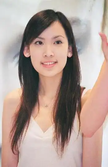 但老婆陈若仪和他拍拖,一开始没有被承认,2