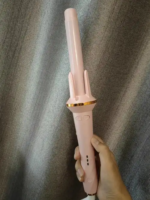 之前没尝试过的化妆教程,所以大晚上的直接披上睡衣开始拉~先说卷发棒