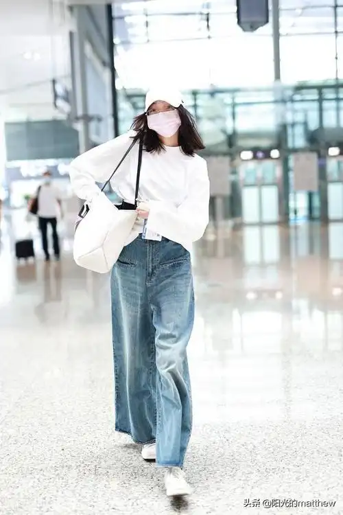 2021年8月22日,雎晓雯机场街拍.