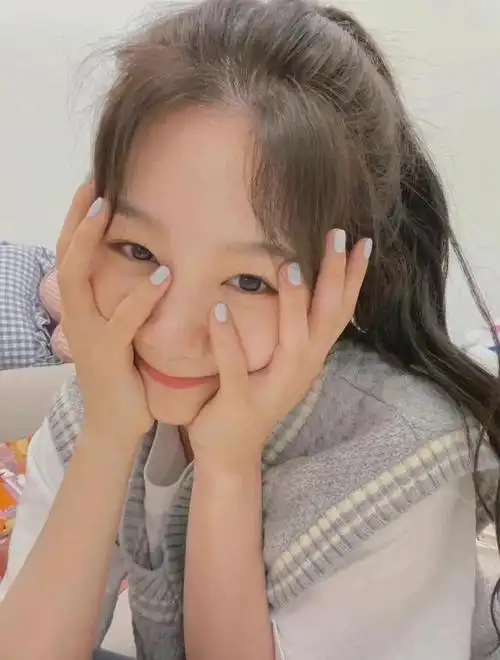 徐梦洁的笑容好有感染力!甜美又可爱的穿搭,变身元气女孩