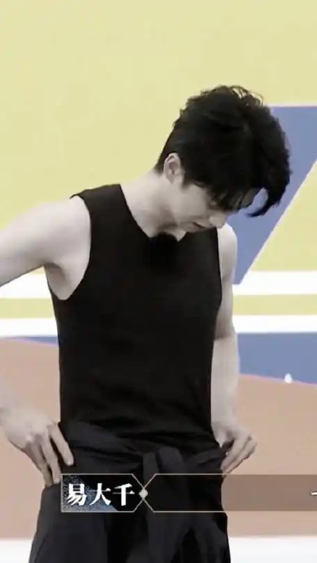 张嘉元掀衣服秀腹肌,露完就害羞