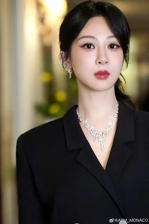 apmmonaco##杨紫限定迷人花境##杨紫apmmonaco全球品牌代言人