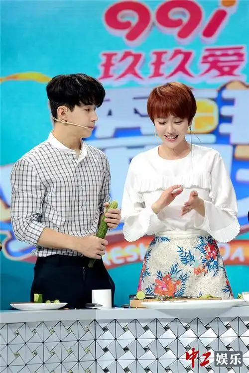 姜妍《透鲜滴星期天》展厨艺 献上"黄瓜写意摆盘"