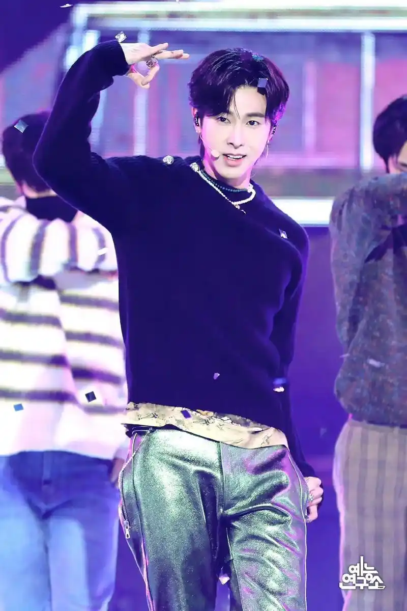 东方神起#郑允浩#帅就完事了 #我的神仙爱豆 #完美身材 - 抖音