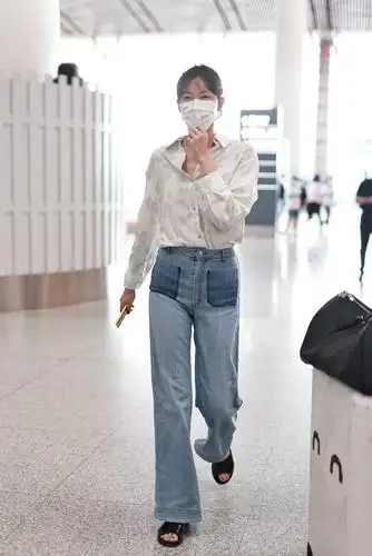 两人恩爱似连体婴. 李艾身穿高腰牛仔秀无敌大长腿. 李艾造型帅 ..