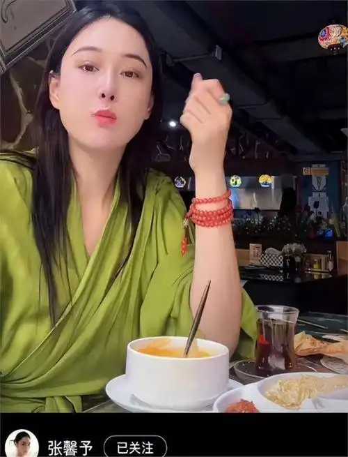 张馨予摸肚变胖被传怀孕,本尊幽默回应怀二胎,原因让人笑痛肚