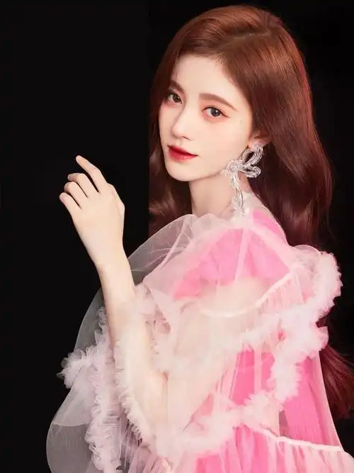 鞠婧祎晒出新造型真美!粉色袖套针织衫时髦又实用,被热议的是它