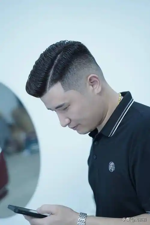 小寸头是一种简洁而干练的发型,适合那些追求简单,实用风格的男士.