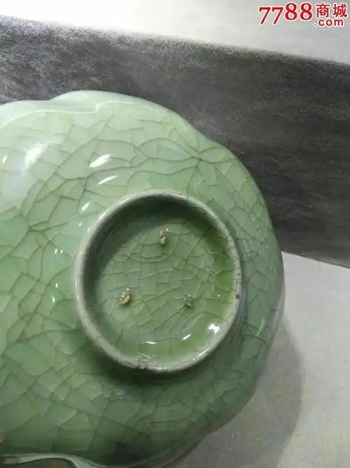 北宋汝窑冰裂纹花口碗