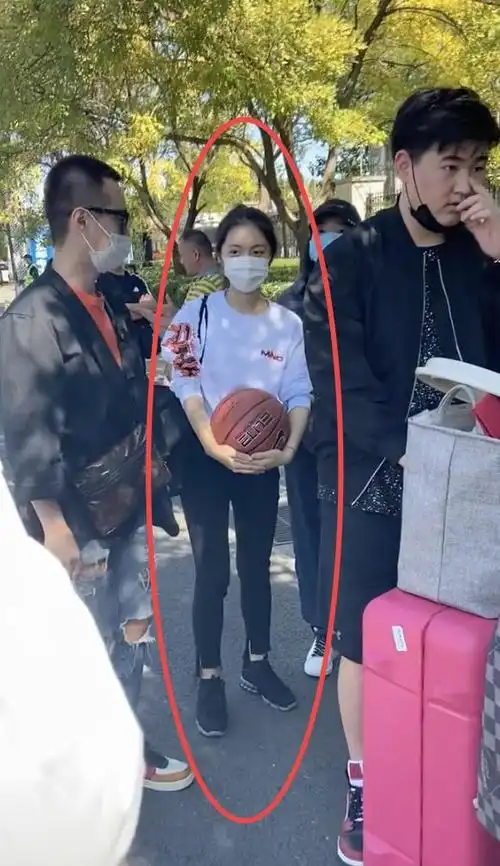 新生赵今麦国剧报到!形式清爽,行囊简单,手上篮球抢镜