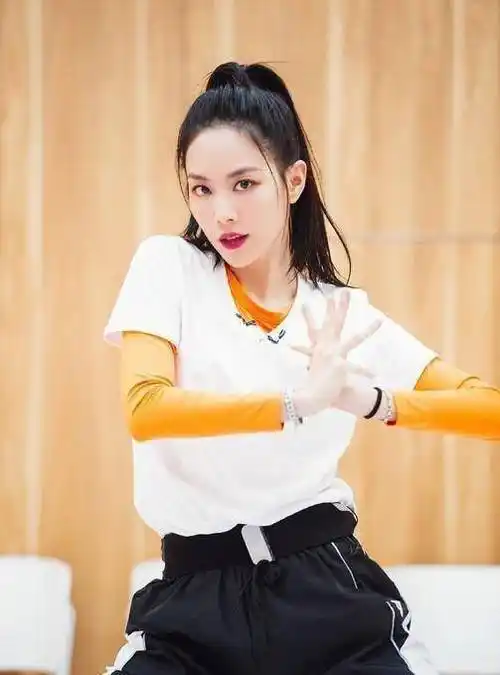 孟佳王霏霏第二次公演对比明显,总有一个人要离开_万茜_沈梦辰_孟佳沈