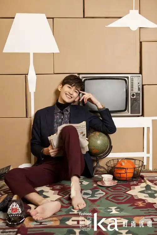 张翰赤脚演绎英伦优雅_高清图集_新浪网