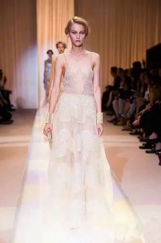 时装周走秀无露不欢 塑料透视风席卷t台(图) - 时尚服饰 - 中国服装网