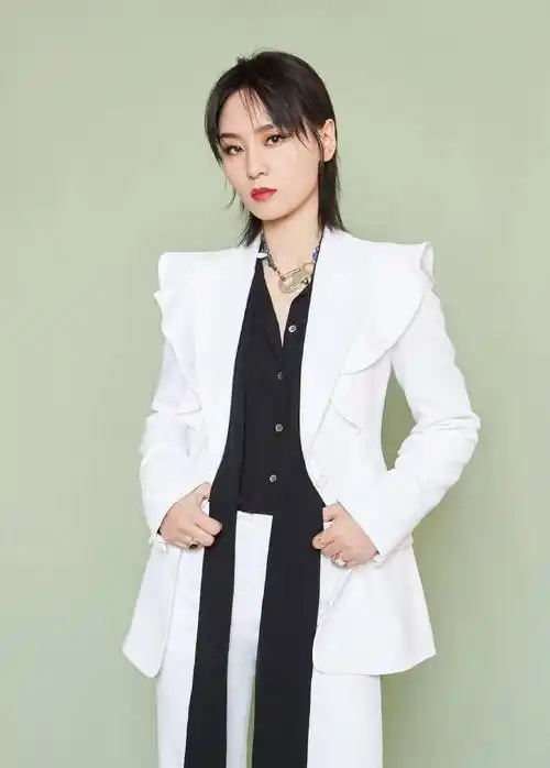 周笔畅穿细高跟鞋出镜,配v领西装和大红色山茶花,女人味爆棚_节目