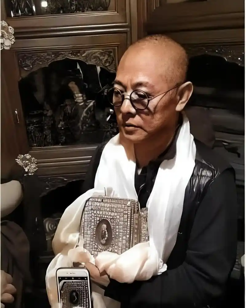 看到了一座罕见的"九眼天珠",非常喜欢,方丈见到李连杰,就送给他天珠