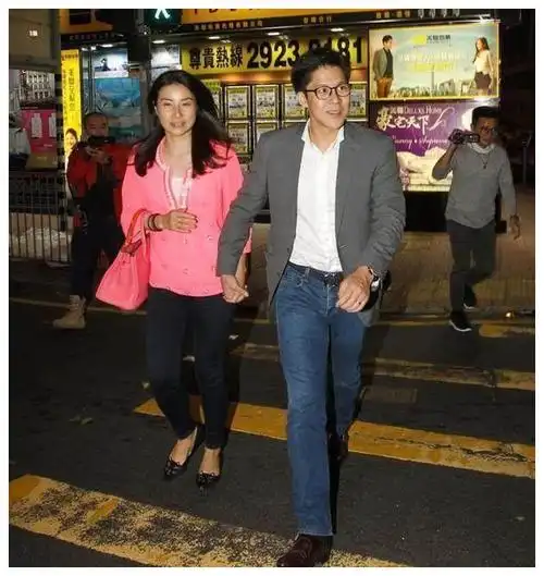 霍启刚婚礼上做的这个动作引热议网友估计只有郭晶晶受得了