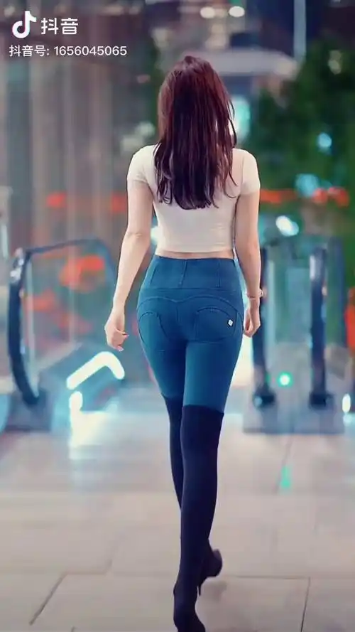 街拍穿搭三里屯气质穿搭街拍微胖女生紧身牛仔裤最美背影迷人身材这样