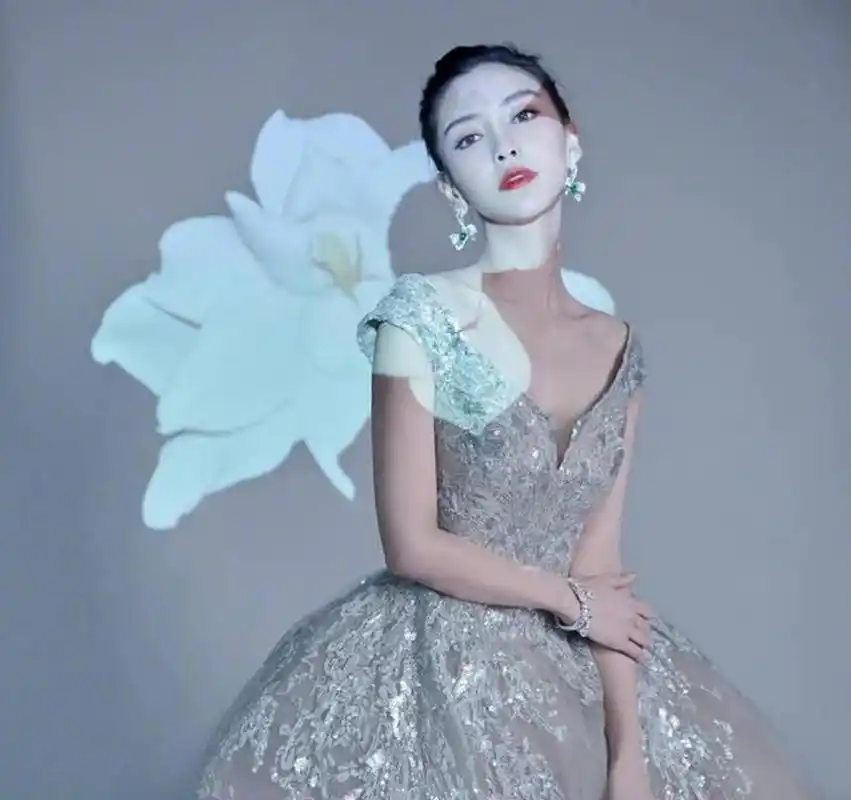 angelababy真是美的"没话说"!穿高定礼服扎丸子头,优雅又高级