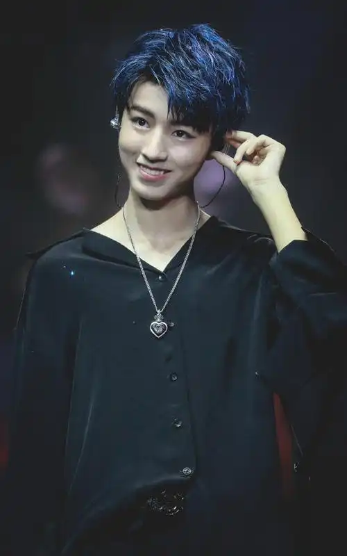 王俊凯帅气亮相皮肤白嫩笑容灿烂