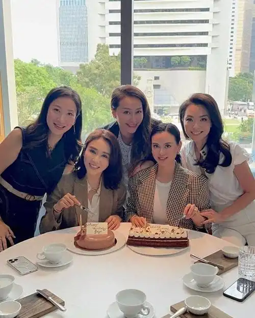 生日,她邀请了很多上流名媛,照片中众人笑靥如花,黎姿的穿搭很是吸睛