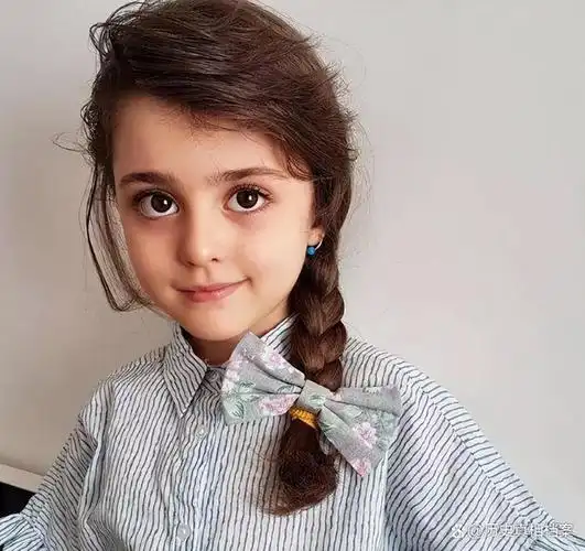 因女儿长得太漂亮,伊朗父亲辞职当女儿保镖,4年过去女孩怎样了