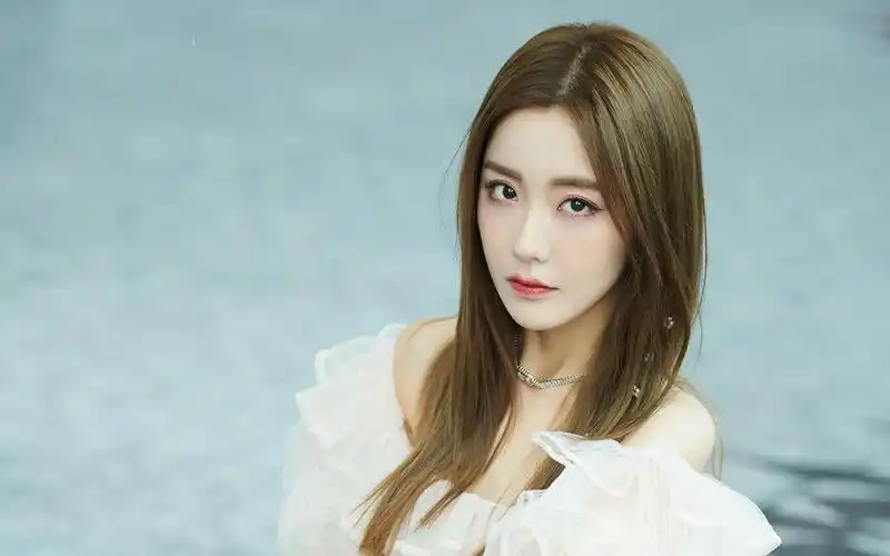 王艺瑾仙女纱裙写真桌面壁纸