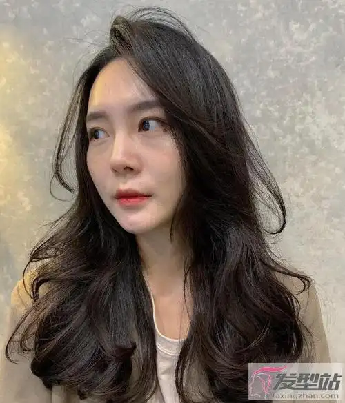 女生慵懒微卷烫发型 要卷不卷的自然系卷发