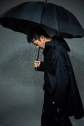 宋佳伦雨中大片曝光演绎忧伤孤独行者组图