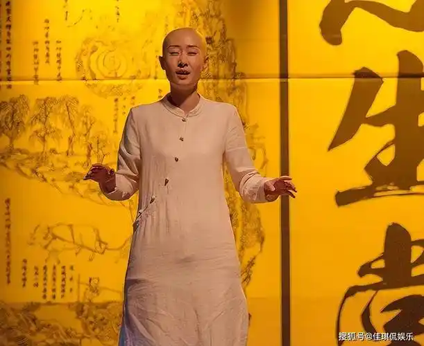 刘敏涛太酷了,穿素衣剃光头上节目,完全不在乎他人眼光_造型_母亲