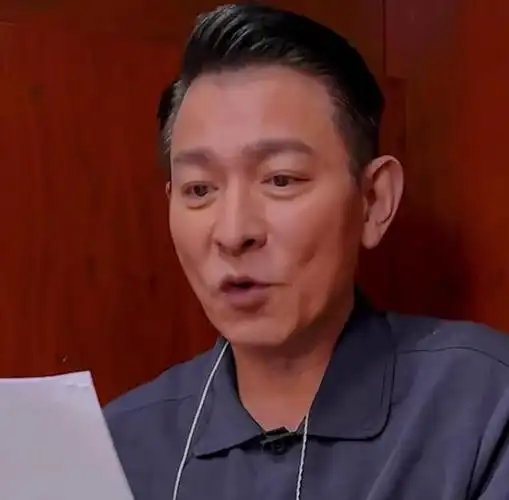 60岁刘德华素颜出镜头发根部全白苹果肌下垂皱纹深老了不少