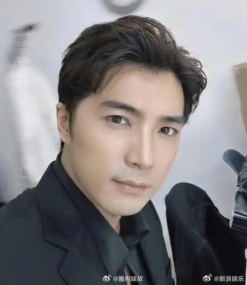 贺军翔风波后首现身检察署,因被控涉嫌性侵案遭传唤.