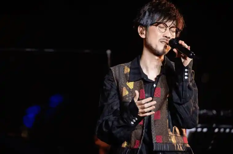 港台明星迎来"捞金高峰期":在内地备受追捧,在香港却遭冷遇_演唱会_杨