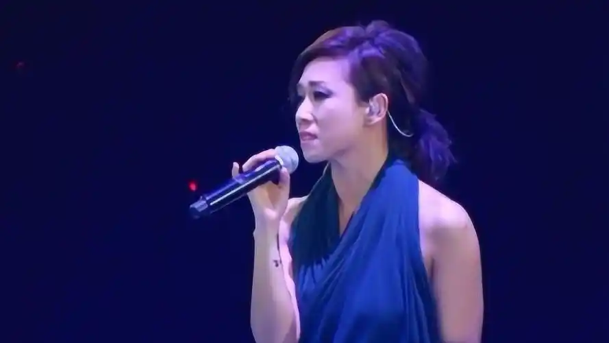 天后林忆莲深情演唱《不必在乎我是谁》,网友:这简直就是经典!
