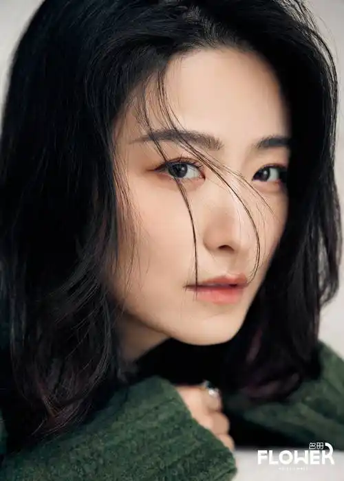 徐百慧杂志大片曝光 温柔优雅尽显多样魅力