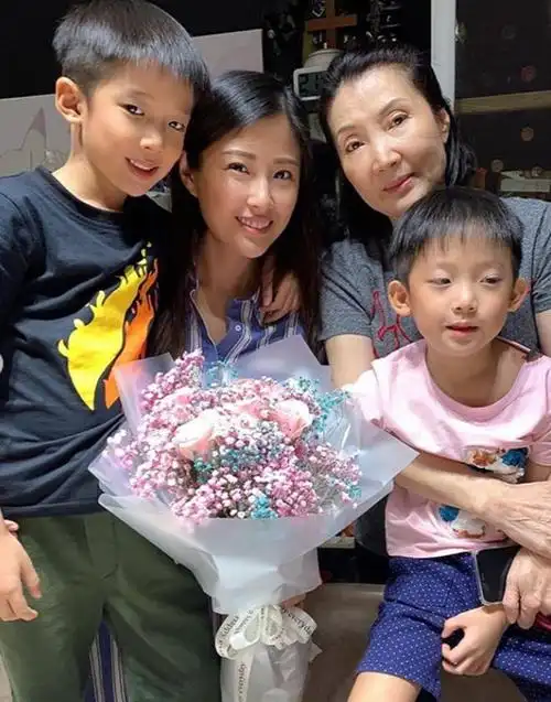 洪金宝儿子晒珍贵家庭旧照亲妈年轻时美貌出众离婚30年未再嫁