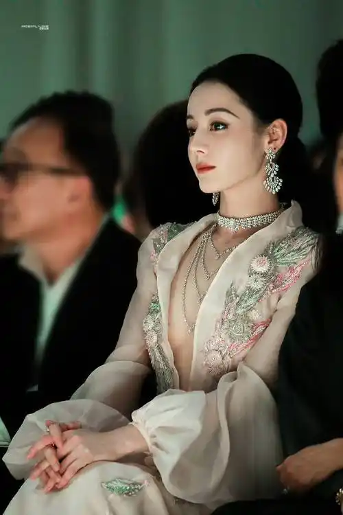 迪丽热巴穿深v礼服现身,胸前平平上围明显缩水,曝减肥过度所致_身材