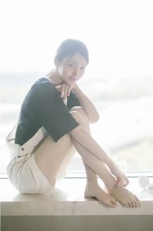 【一点资讯】33岁金晨庆《孤注一掷》票房超15亿!晒火辣写真照,身材一