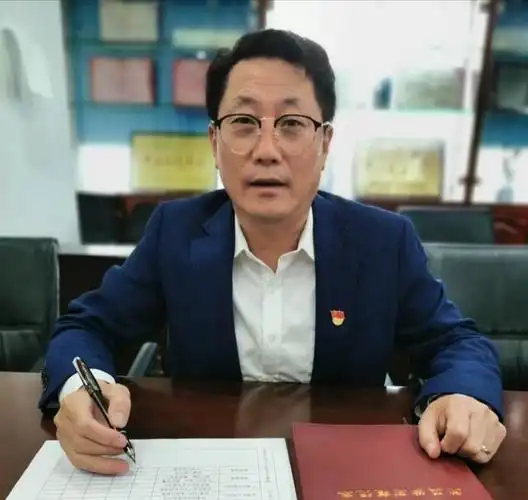 为民服务情系乡亲中建八局安全专家李国生率全家人捐赠爱心物资