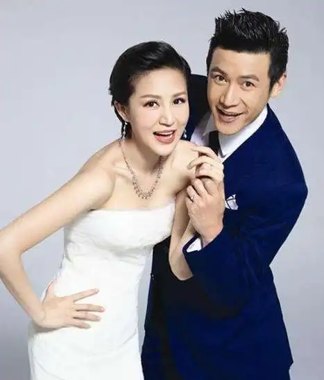 郭京飞和鲍莉真的很配,郭京飞上大学时就想娶鲍莉,两人认识一个月想要