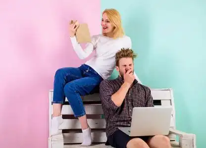 对智力活动感兴趣的女孩和男人.