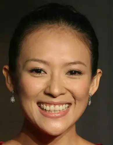 章子怡称赞朋友会拍照,镜头下却笑不起来,一口大黄牙说明一切