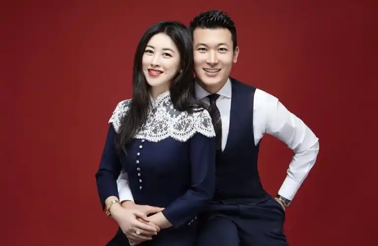 朱珠|朱珠庆祝2周年结婚纪念日,首晒结婚证件照,带女儿重回婚礼场地