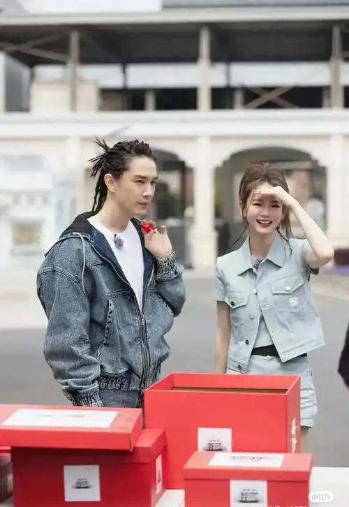 戚薇和李承铉夫妇甜蜜亮相录制现场身穿牛仔服情侣装默契十足