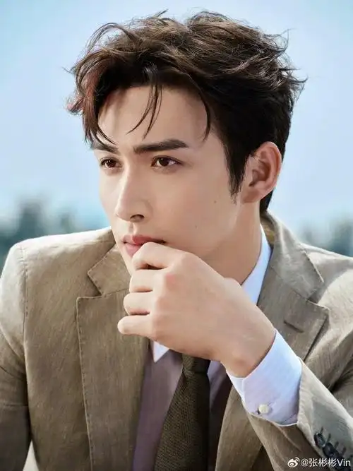 张彬彬海边写真送达休闲帅哥上线