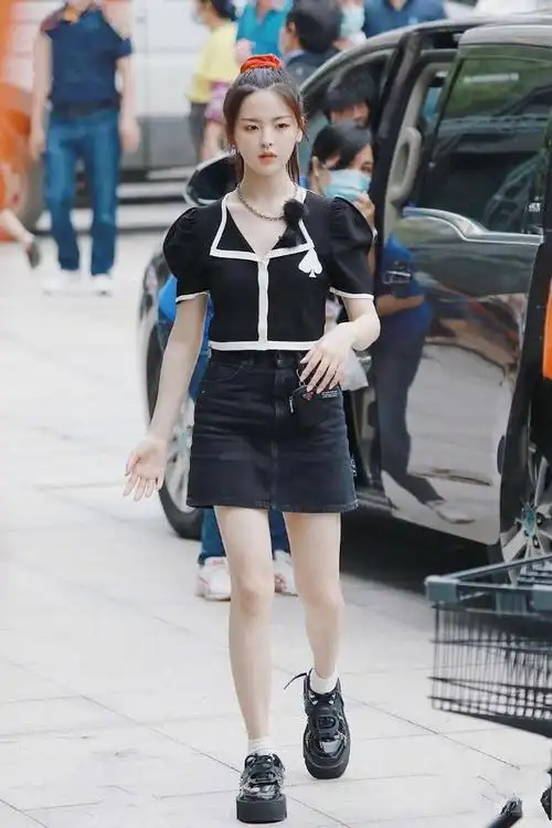 原创杨超越太会穿,黑色v领半袖搭配小短裙,一双筷子腿着实抢镜